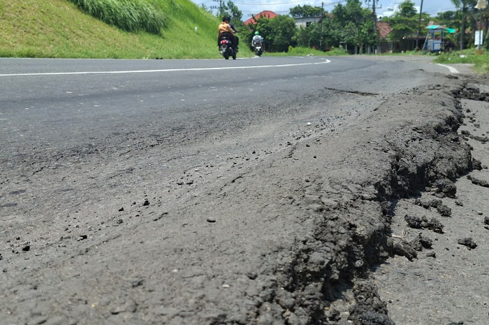 BUTUH PENANGANAN: Kondisi aspal di Jalur Provinsi Ploso-Gedeg di Desa Jatigedong, Kecamatan Ploso, Jombang yang rusak dan bergelombang, (7/2).