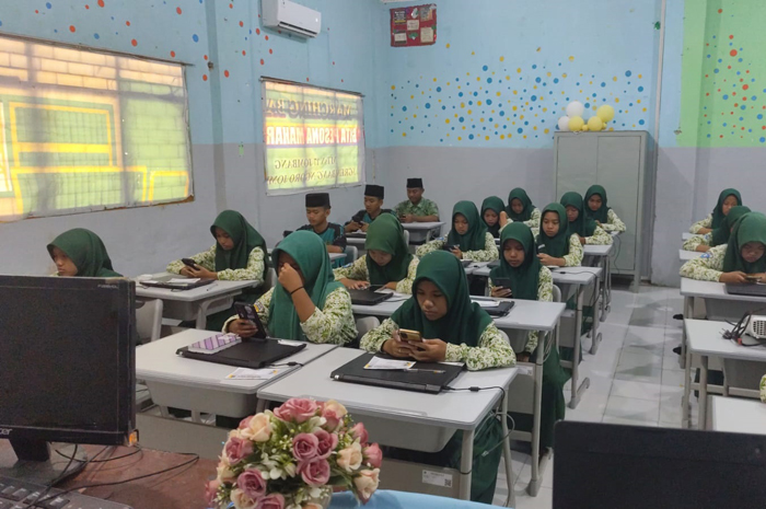 LANCAR: Siswa MTsN 17 Jombang melaksanakan tryout Tes Kemampuan Akademik (TKA), pada Kamis (5/2).