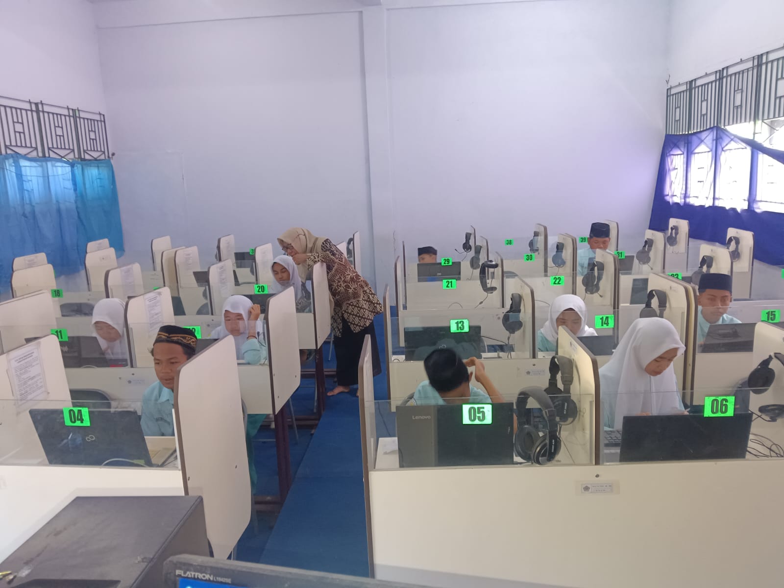 ANTUSIAS: Siswa kelas IX MTsN 7 Jombang mengikuti tryout TKA di laboratorium komputer.