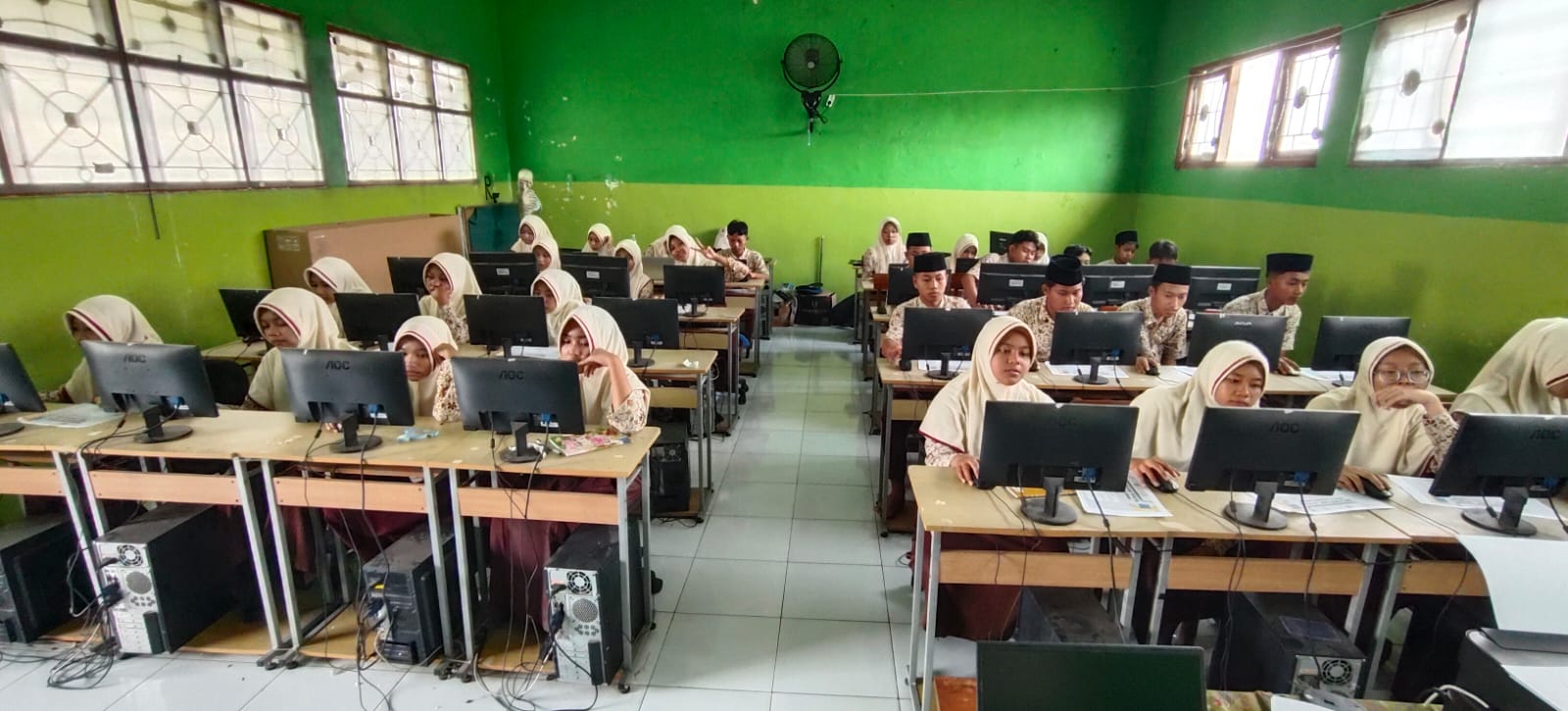 SEMANGAT: Siswa MTsN 8 Jombang mengikuti tryout Tes Kemampuan Akademik (TKA) Kamis (5/2).
