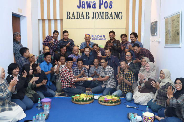 WUJUD SYUKUR: Direktur Jawa Pos Radar Jombang, M. Nur Kolis menyerahkan potongan tumpeng kepada M Nasikhudin Pemimpin Redaksi, (9/2).