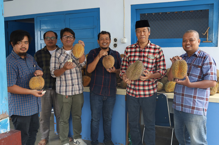 Makan Durian Bersama seluruh keluarga besar Jawa Pos Radar Jombang dan Jawa Pos Radar Mojokerto di Kantor Jawa Pos Radar Jombang Jl dr Setiabudi Nomor 23.