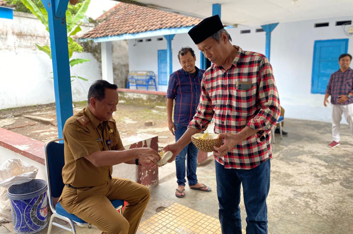 Sekdakab Jombang Agus Purnomo bersama Direktur Jawa Pos Radar Jombang M. Nur Kholis.