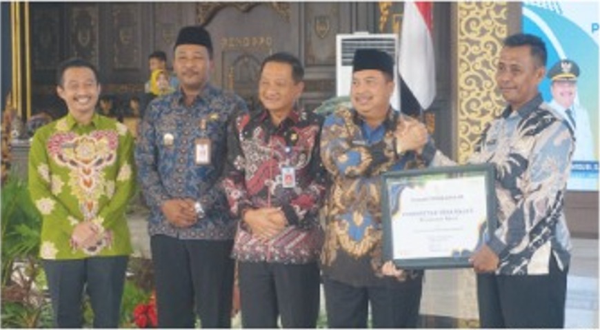 Kepala Desa Gajah Suwandi saat menerima piagam penghargaan dari Bupati Jombang Warsubi di Pendopo Kabupaten Jombang, Kamis (5/2) siang.