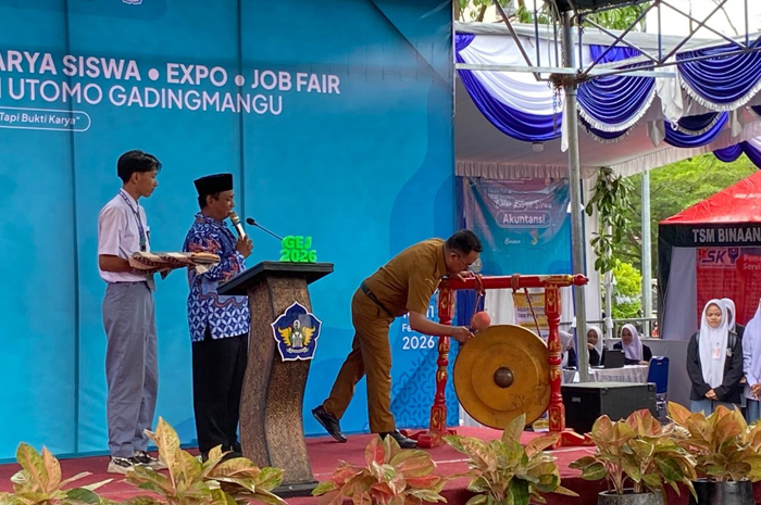 Kepala Cabang Dinas Pendidikan (Cabdindik) Wilayah Jombang, Dr Eko Redjo Sunariyanto SPd M.Pd, memukul gong tanda dimulainya GEJ 2026