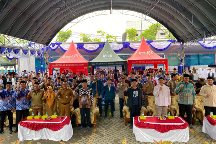 Kepala SMK Budi Utomo, Parwata SPd, bersama tamu undangan