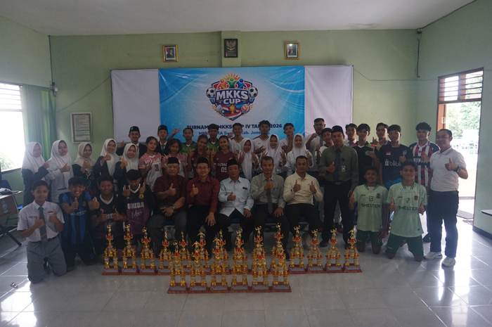 Pengurus MKKS SMA Swasta Kabupaten Jombang bersama para juara MKKS Cup IV 2026 di Aula SMA PGRI 2 Jombang, Selasa (10/2) siang.