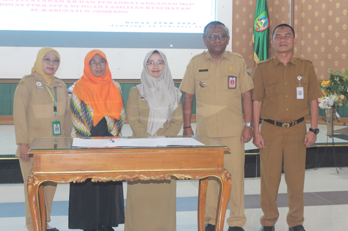 Kepala Dinas PPKB PPPA Kabupaten Jombang, Dr dr Ma&rsquo;murotus Sa&rsquo;diyah, usai teken MoU dengan fasilitas kesehatan se-Kabupaten Jombang di Ruang Bung Tomo Kantor Pemkab Jombang