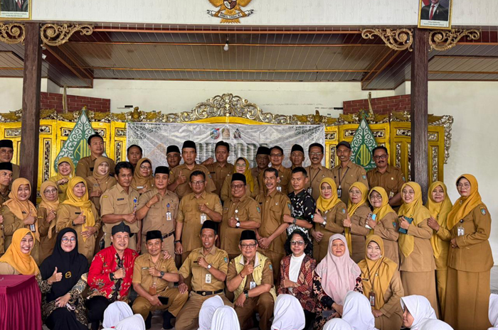 MERIAH: Pelaksanaan kegiatan MGMP Bahasa Jawa SMP/MTs Kabupaten Jombang dihadiri Eko Sisprihantono Kabid Pembinaan SMP dinas P dan K (tengah) Jombang.