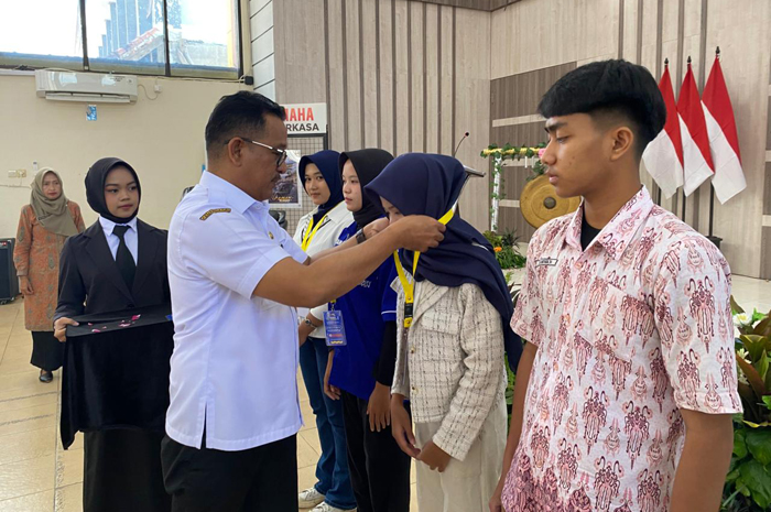 5.	SEMANGAT: Kepala Cabang Dinas Pendidikan (Cabdindik) Wilayah Jombang, Dr Eko Redjo menyematkan id card kepada peserta LKS.