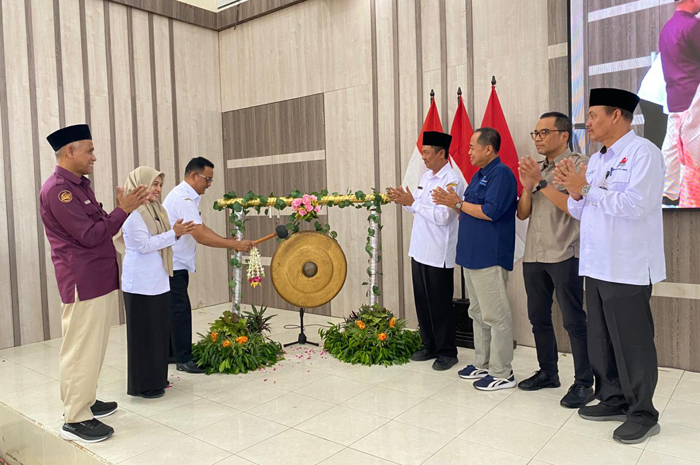3.	SIMBOLIS. Kepala Cabang Dinas Pendidikan (Cabdindik) Wilayah Jombang, Dr Eko Redjo Sunariyanto memukul gong tandai pembukaaan LKS Dikmen Cabdin 2026.