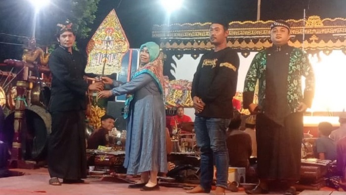 URI-URI BUDAYA: Kepala Desa Kedungmlati Mariyati didampingi Kepala Dusun Krandegan Fendi Setiawan saat menerima gunungan wayang secara simbolis sebagai tanda dibukanya pagelaran wayang kulit, (7/2).