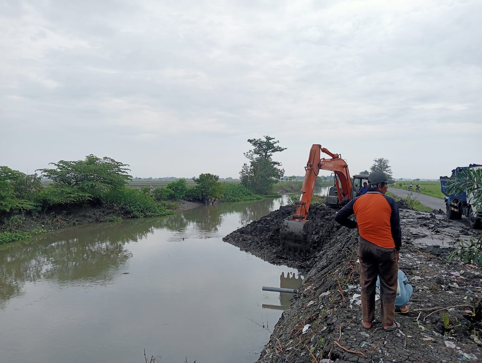 DINORMALISASI: Alat berat milik Dinas PUPR Jombang melakukan penanganan Afvoer Ndero di Dusun Kedungmacan, Desa Kedungbetik, Kecamatan Kesamben, Jombang.