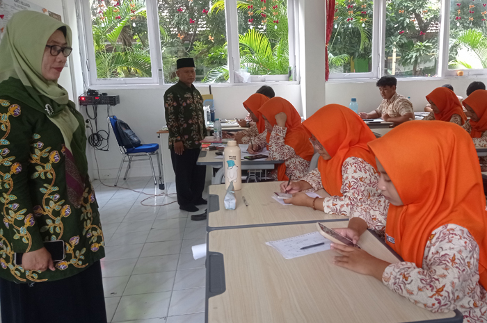 FOKUS: Siswa kelas 11 MAN 1 Jombang mengikuti tryout TKA, Rabu (11/2).