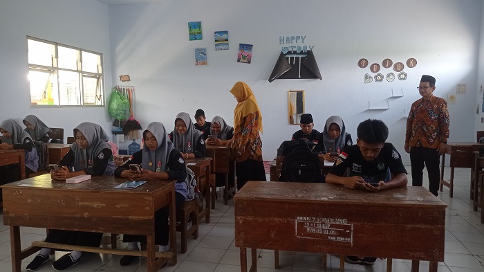 SERIUS: Siswa kelas 11 MAN 10 Jombang di Desa Banjarsari, Kecamatan Bandarkedungmulyo, Jombang mengikuti tryout TKA, Rabu (11/2).