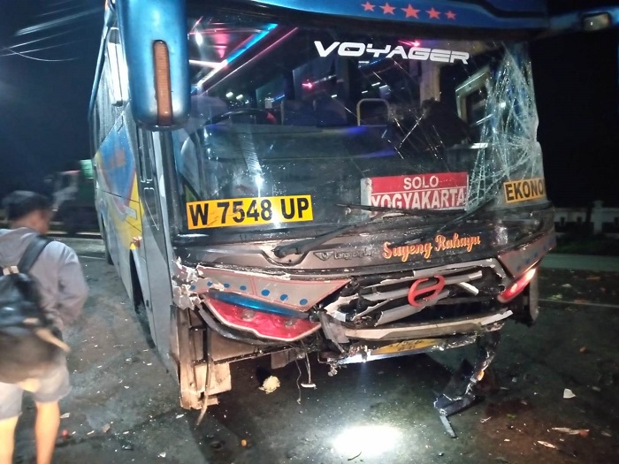 Kecelakaan lalu lintas melibatkan mobil Daihatsu Espass dan bus PO Sugeng Rahayu terjadi di jalur arteri Desa Glagahan, Kecamatan Perak, Rabu (11/2) dini hari.