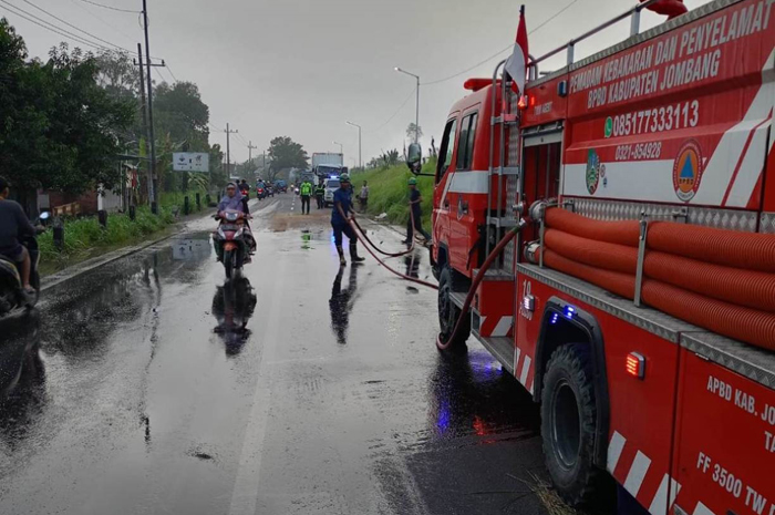 Dua truk besar terlibat kecelakaan lalu lintas di jalur provinsi ruas Ploso-Gedeg Desa Menturus, Kecamatan Kudu, Rabu (11/2) dini hari.