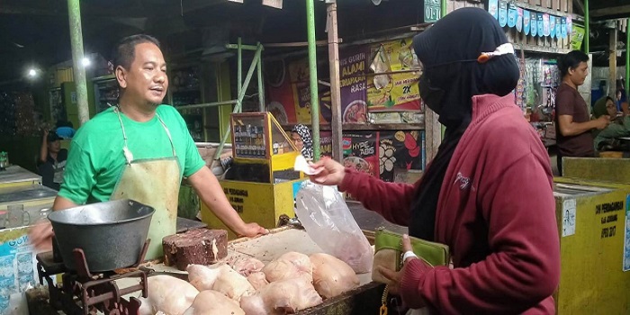 Kenaikan harga kebutuhan pokok mulai dirasakan masyarakat di Jombang menjelang Ramadan.