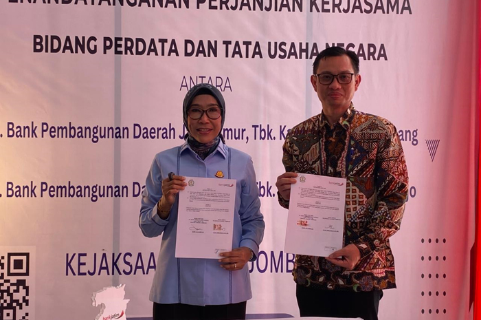 Pemimpin Bank Jatim Cabang Jombang, Hanif Julhamsyah, bersama Kepala Kejari Jombang, Dyah Ambarwati, menandatangani PKS bidang Perdata dan Tata Usaha Negara (Datun) di Kantor Bank Jatim Jombang.