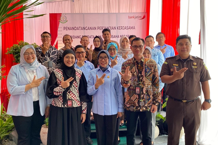 KOMPAK: Manajemen Bank Jatim cabang Jombang bersama jajaran Kejaksaan Negeri Jombang.