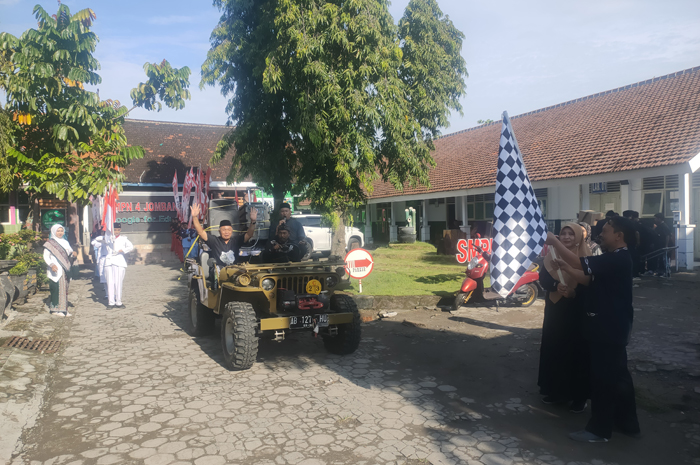 SEMARAK: Kepala SMPN 4 Jombang, Slamet Agus Tri Prastyo SPd, memimpin rombongan gerebek apem mengelilingi wilayah sekitar sekolah, Kamis (12/2) pagi.