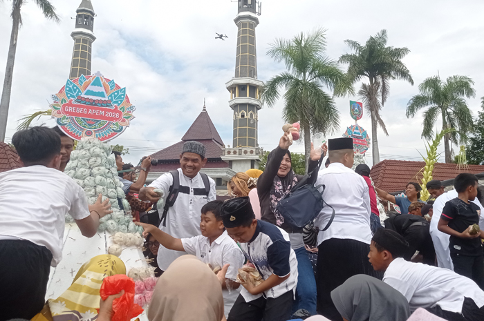 ANTUSIAS: Masyarakat berebut tumpeng berisi apem dalam Grebeg Apem Megengan di Alun-Alun Jombang, Kamis (12/2).