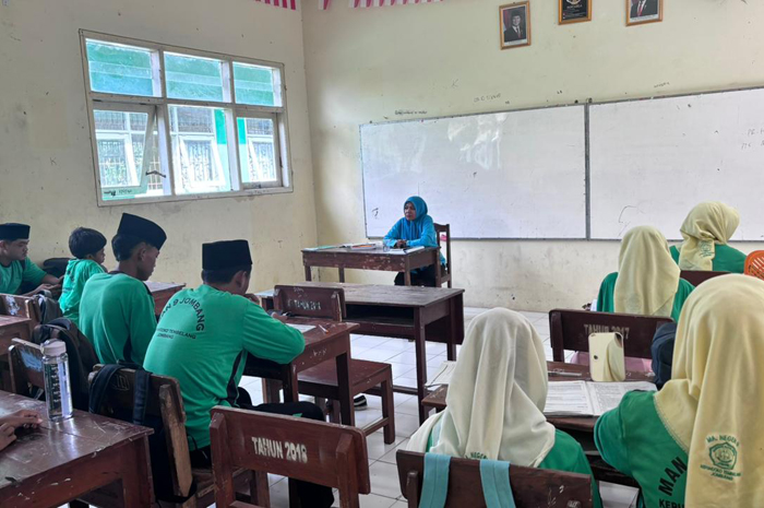 KONSENTRASI: Siswa MAN 9 Jombang mengerjakan tryout TKA, Rabu (11/2).