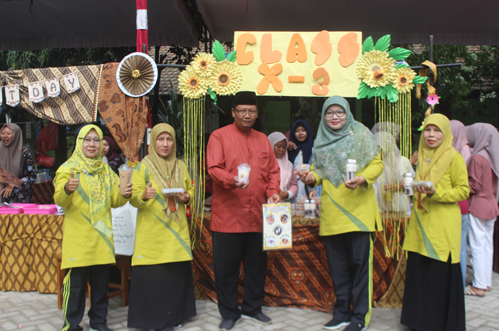 KREATIF: Jajaran Wakil Kepala MAN 6 Jombang mengunjungi stan bazar siswa.