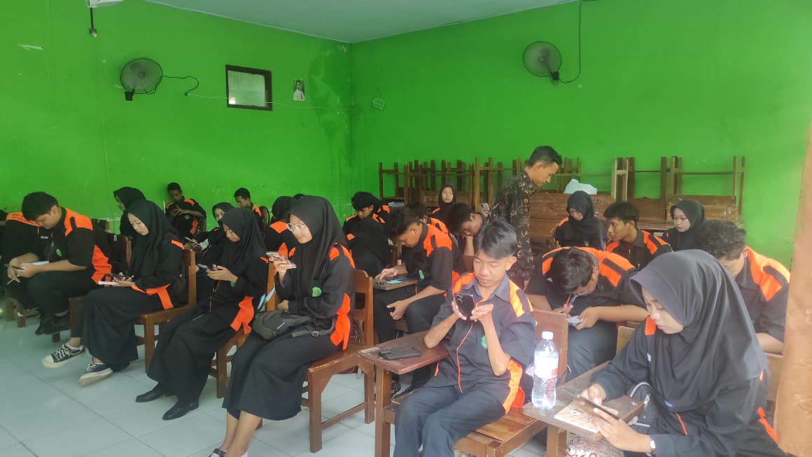 CERDAS: Siswa MAN 8 Jombang mengasah kemampuan dengan mengikuti tryout TKA, Rabu (11/2).