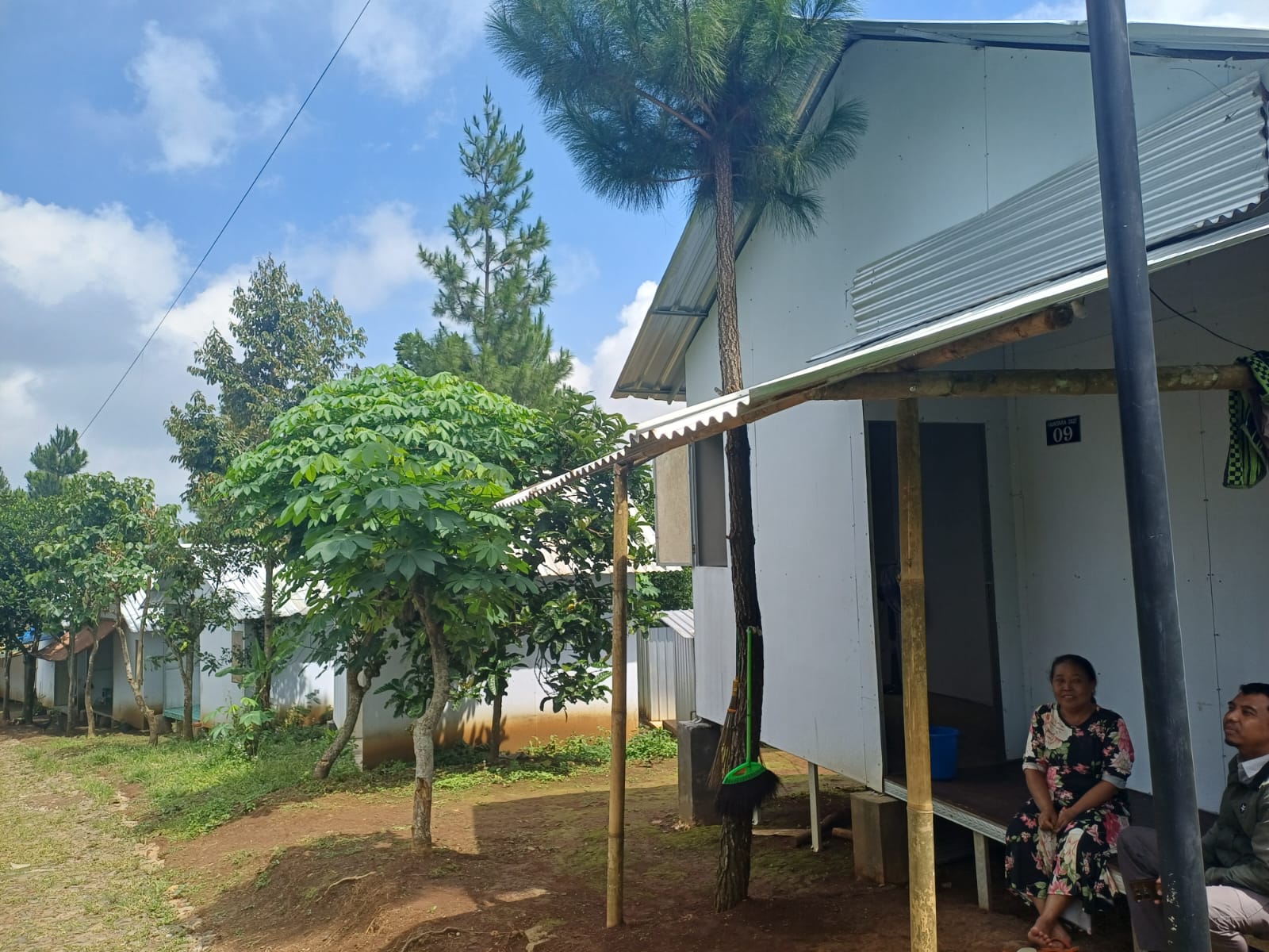RUMAH SEMENTARA: Deretan hunian sementara di Dukuh Banturejo, Dusun Jumok, Desa Sambirejo Kecamatan Wonosalam, Jombang yang ditempati warga terdampak longsor, (12/2).