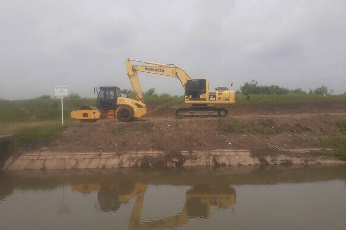 BAKAL DIKERUK: Tanggul Sungai Brantas di sisi selatan Desa Sudimoro, Kecamatan Megaluh, Jombang dibersihkan.