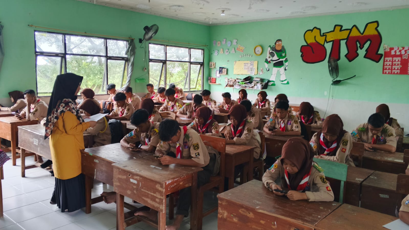 KONSENTRASI: 216 siswa MAN 6 Jombang mengikuti tryout TKA menggunakan gawai.