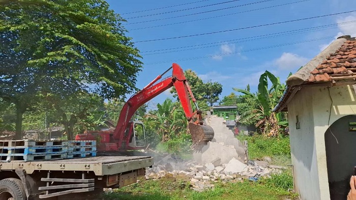 DIBERSIHKAN: Bangunan liar pada aset pemkab di Desa Karangpakis, Kecamatan Kabih, Jombang dibongkar.
