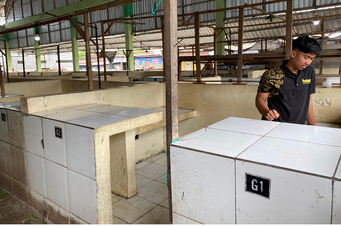 NGANGGUR: Kondisi sebagian kios pedagang di Pasar Pon Jombang nganggur, (14/2).