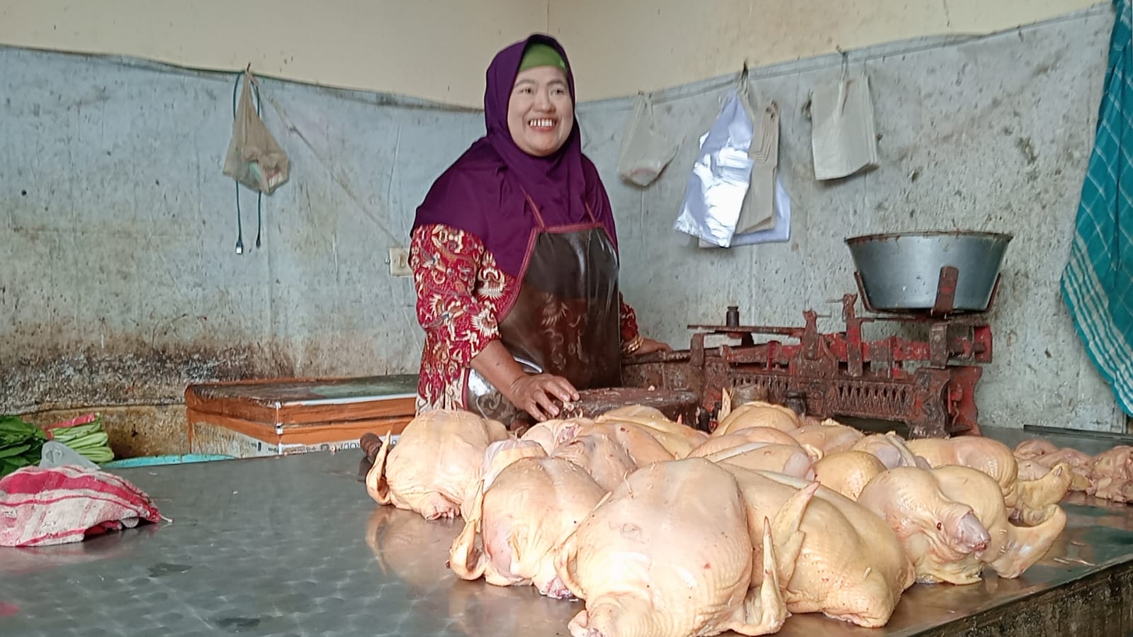 PERMINTAAN TINGGI: Sayidah Rania salah satu pedagang daging ayam di Pasar Pon saat dikunjungi Bupati Warsubi dan Bapanas, Jumat (13/2).