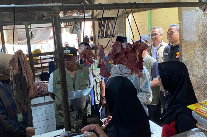 Bupati Jombang Warsubi bersam Bapanas dan Bulog sidak ke pasar.
