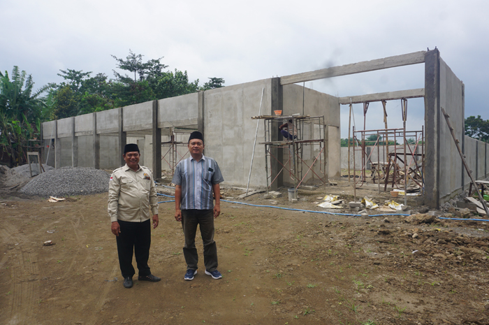 DIKEBUT: Kades Ngudirejo Lantarno bersama perangkat desa memantau pembangunan gerai dan gudang KDKMP, (30/1).