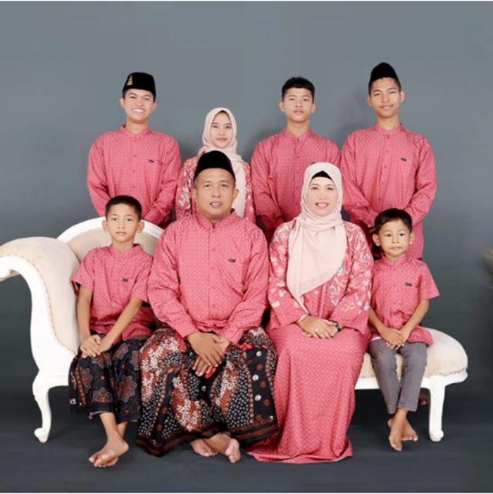 AKRAB: Ketua Takmir Masjid Agung Baitul Mukminin Jombang KH Ahmad Cholili Alhafid bersama keluarga.