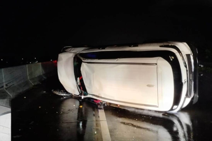 TERBALIK: Mobil yang berisi dua anggota DPRD Karanganyar terguling di Tol Jombang Mojokerto, Kamis (12/2).