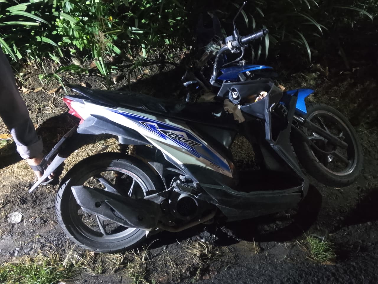 Kecelakaan melibatkan sepeda motor dan dua mobil terjadi di jalur arteri nasional Desa/Kecamatan Perak, Jumat (13/2).