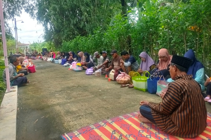 KHUSYUK: Kegiatan doa bersama warga Dusun/Desa Menturus, Kudu, Jombang yang turut dihadiri Kepala Desa Menturus Nyamiati, Jumat (13/2) pagi.