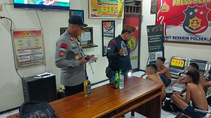 Aparat Polsek Jombang Kota menggelar razia cipta kondisi di sejumlah kafe dan angkringan, Sabtu (14/2) malam.