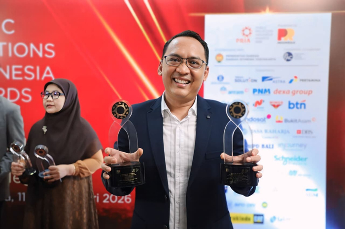 Dr. Zainal Muttaqin, S.Kom., M.I.Kom., CPR., alumni MAN 3 Jombang, meraih penghargaan Silver Winner Insan Public Relations 2026 dalam ajang bergengsi PRIA 2026 di Yogyakarta, (13/2).