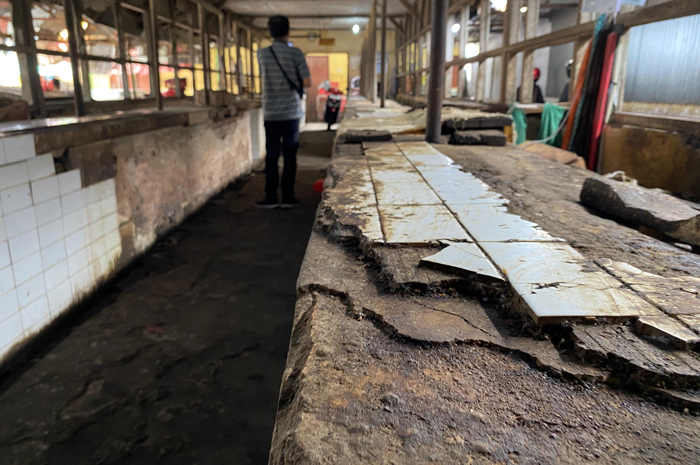 BUTUH PERBAIKAN: Kondisi kios pedagang daging di Pasar Pon Jombang memprihatinkan.