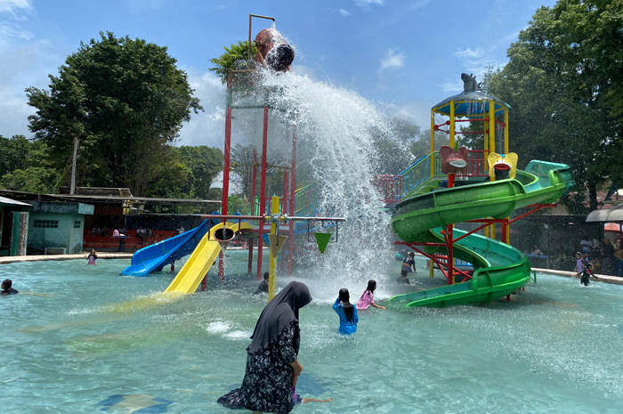 UJI COBA: Warga menikmati wahana Waterboom Tirta Wisata, Jombang (16/2).