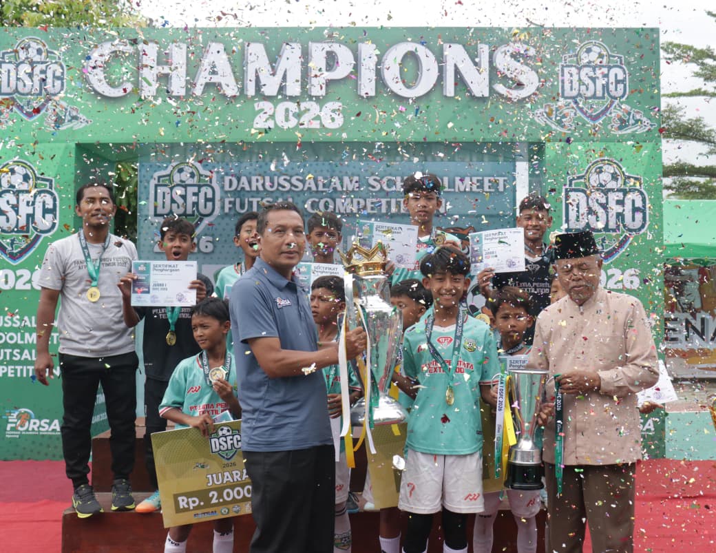 SUKSES:  Pengasuh Ponpes Darussallam Drs KH Mohammad Noor dan Ketua Pelaksana DSFC Nur Aziz Syukron menyerahkan piala juara kepada tim SDN Gadingmangu 2 Perak Jombang, Kamis (15/2) siang.