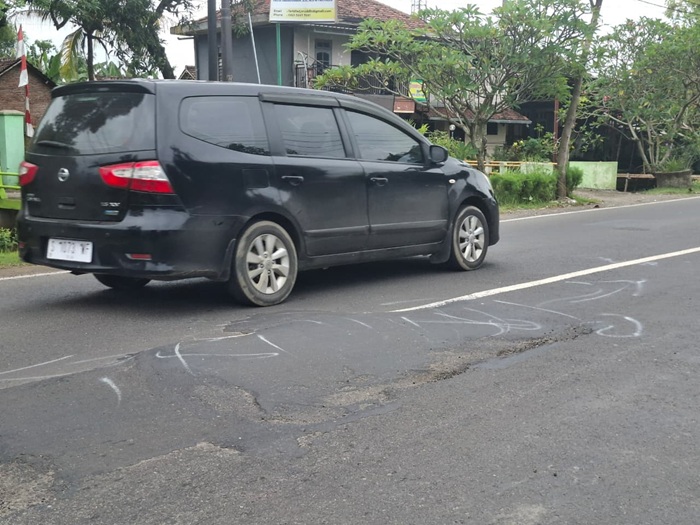 PICU KECELAKAAN: Jalan provinsi ruas Jombang-Ploso di Desa/Kecamatan Tembelang, Jombang yang rusak, (15/2).