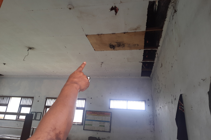 KOSONG: Ruang kelas SDN Sepanyul Kecamatan Gudo, Jombang dikosongkan bertahun-tahun akibat dipenuhi kelelawar.