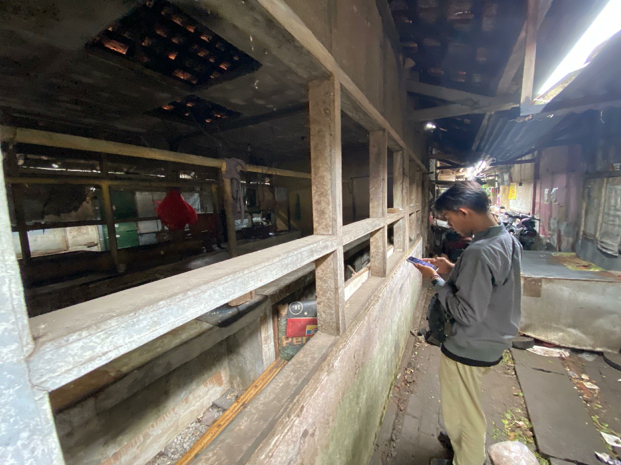 Kondisi kios pedagang daging di Pasar Pon Jombang memprihatinkan, (17/2). (Anggi Fridianto/Radar Jombang)