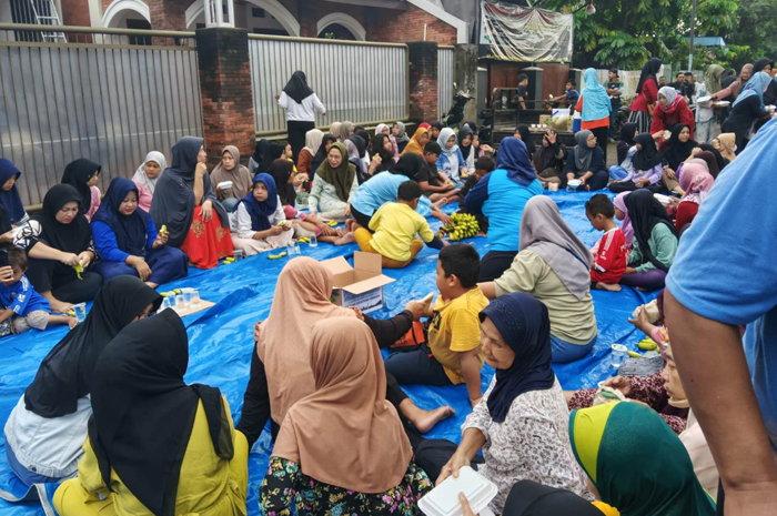 MERAKYAT: Kepala Desa Kepatihan Erwin Pribadi membaur bersama warga masyarakat Desa Kepatihan, Jombang saat kegiatan sedekah desa, Minggu (15/2) pagi.